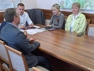 Еженедельные совещания с руководством администрации — это единственный способ внедрить новые решения без бюрократических сбоев и затягивания сроков